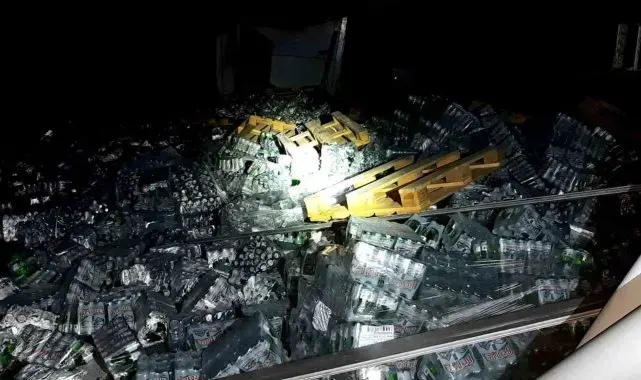 Bolu'da maden suyu yüklü tır devrildi, yol trafiğe kapandı