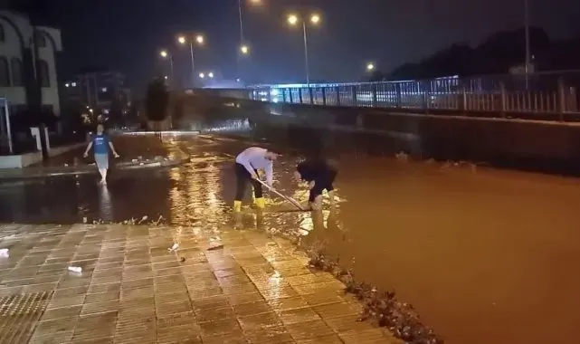 Çorum'da sağanak yağış hayatı olumsuz etkiledi: Yollar dereye döndü, ev ve iş yerlerini su bastı