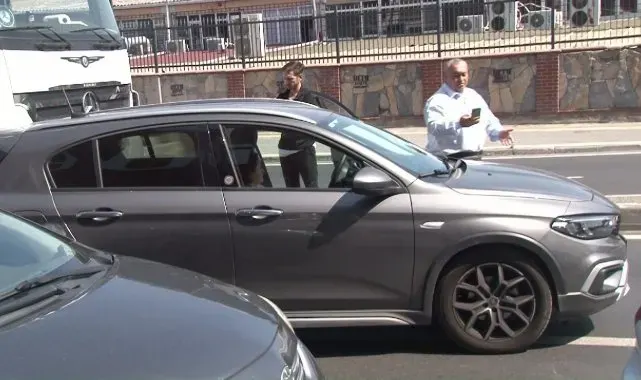 Ümraniye'de çıkan yangında sürücüler tartıştı