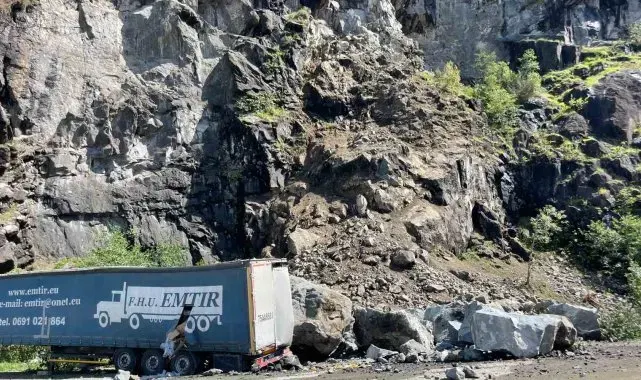 Hopa'da tır parklarında sürücülerin heyelan korkusu sürüyor