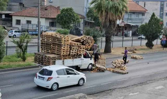 Paletler yola saçıldı, faciadan dönüldü