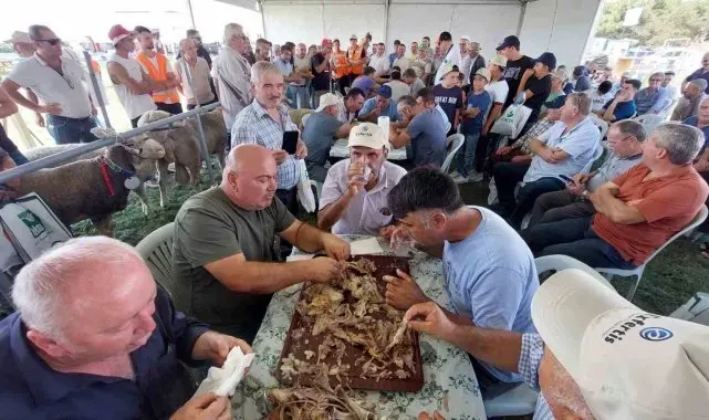 Bu da oğlak yeme yarışması: 10 kilo oğlağı çiğnemeden yediler