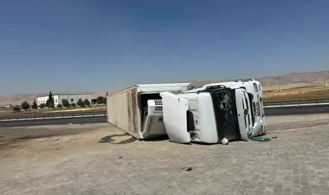 Mardin'de kontrolden çıkan tır devrildi: 2 yaralı
