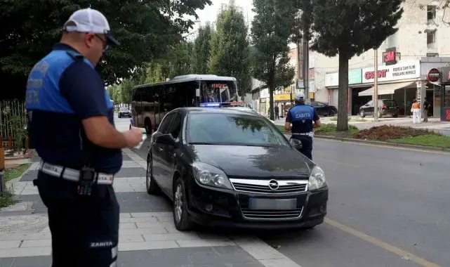 Zabıta kaldırımlara park eden araçları affetmedi
