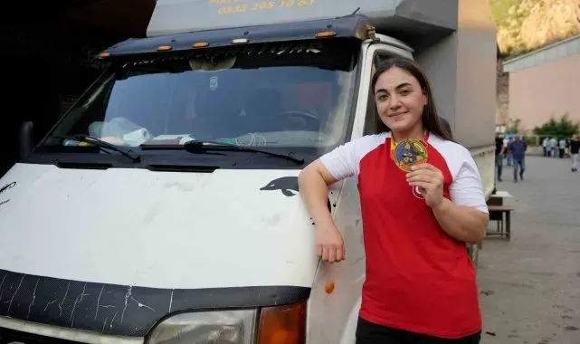 Annesine verdiği sözü tuttu, bilek güreşinde dünya şampiyonu oldu