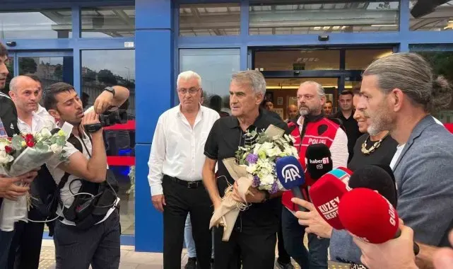 Şenol Güneş, Trabzon'da çiçeklerle karşılandı
