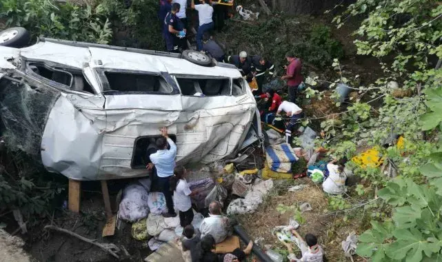 Tokat'ta fındık işçilerini taşıyan minibüs devrildi, çok sayıda yaralı var