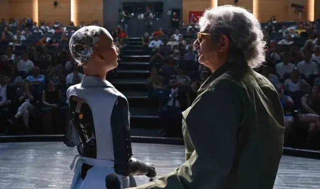 Okan Bayülgen ile Robot Sophia İzmirliler ile bir araya geldi