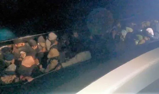 Yelkenli teknede 40 düzensiz göçmen ve 5 göçmen kaçakçısı yakalandı