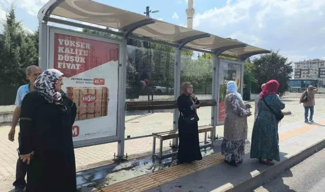Duraklar onarılıp temizlendi
