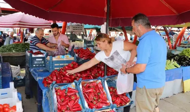 Erzincan'da salçalık domates ve biberler tezgahlarda