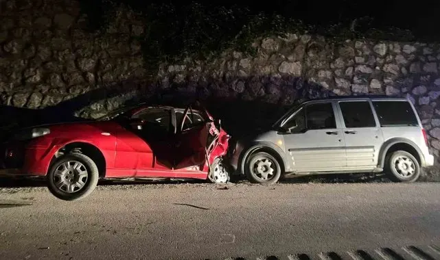 Hafif ticari araç otomobille çarpıştı: 4 yaralı