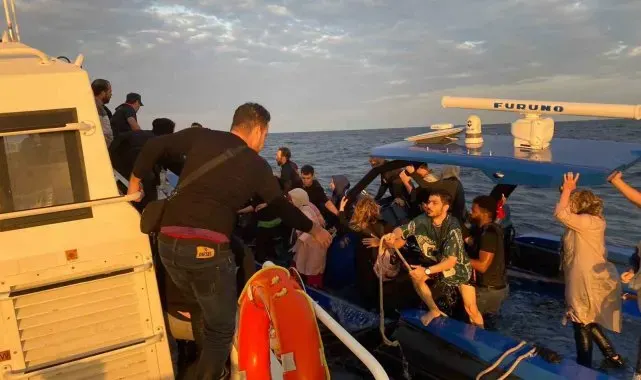 Gökçeada'da botları su alan 1 çocuk 47 kaçak göçmen kurtarıldı