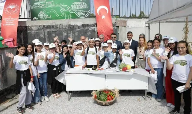 Öğrenciler ektiklerini hasat etti