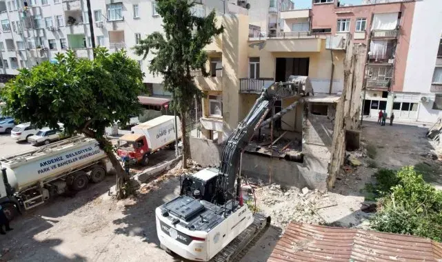 Akdeniz'de metruk binalar yıkılıyor