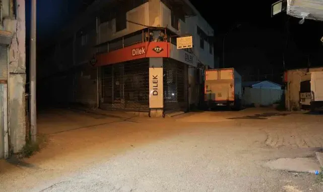 Adana'da motosikletli şüpheliler sokak ortasında bir kişiyi silahla öldürüp kaçtı