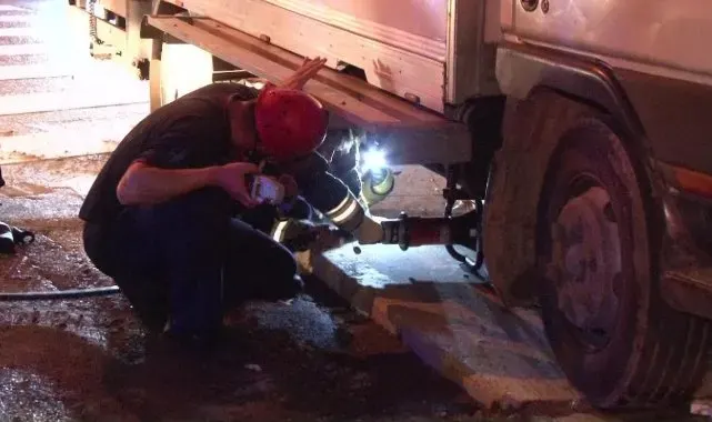Ataşehir'de kamyonet MOBESE direğine çarptı