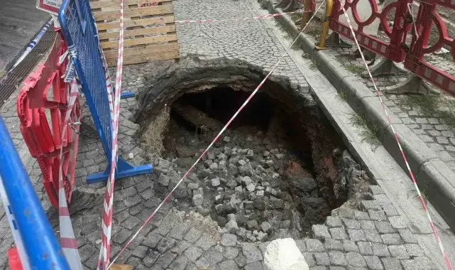 Beyoğlu'nda çöken yol güvenlik kamerasında