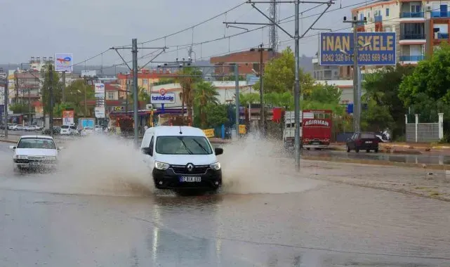 Antalya'da bir kilometre arayla iki mevsim yaşandı