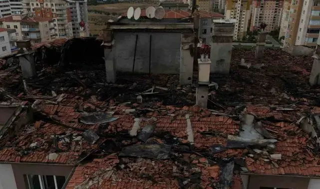 Binanın çatısında çıkan yangının hasarı gündüz görüntülendi