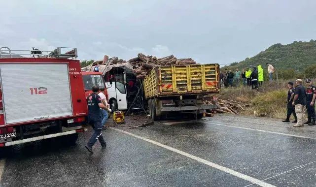 Kamyon ile otobüs çarpıştı: 2 ölü, 21 yaralı