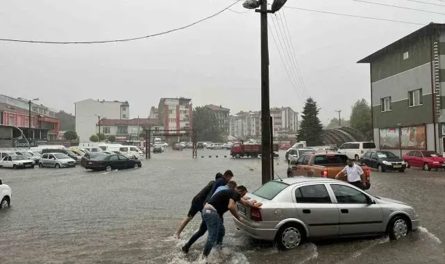 Çaycuma'da şiddetli sağanak yağış, terminal bölgesini su bastı