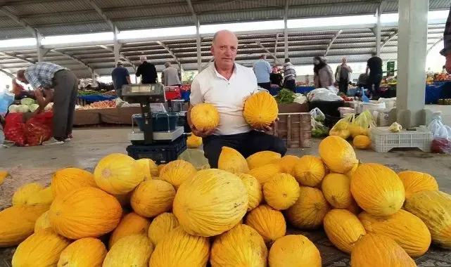 30 yıldan beri yetiştirdiği kavun ve patatesle geçimini sağlıyor