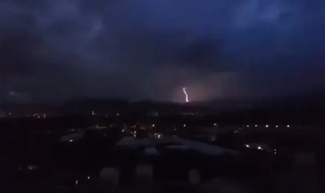 Alanya'da denizde hortum çıktı, şimşekler geceyi aydınlattı