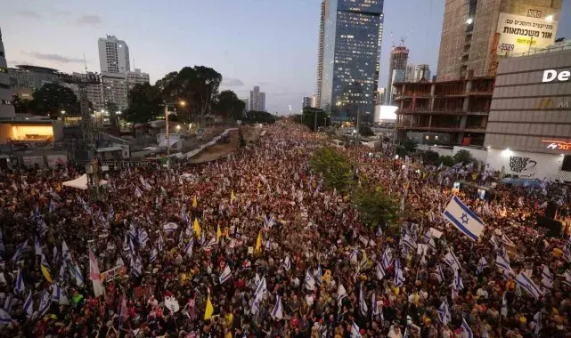 İsrail'de binlerce kişiden hükümet karşıtı protesto: "Her gün Netanyahu'nun Rus ruleti"