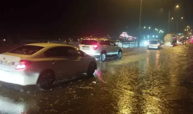 Yozgat'ta sağanak yağış sonucu yollarda su birikintileri oluştu