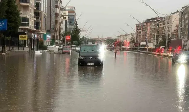 Uşak'ta sağanak yağış yolları göle çevirdi