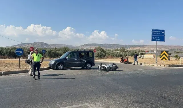 Kilis'te motosiklet ile hafif ticari araç çarpıştı: 1'i ağır 2 yaralı