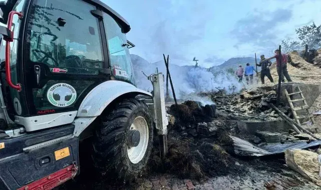 Tortum'da yangın paniği: 2 ev, 1 samanlık, 1 ahır küle döndü
