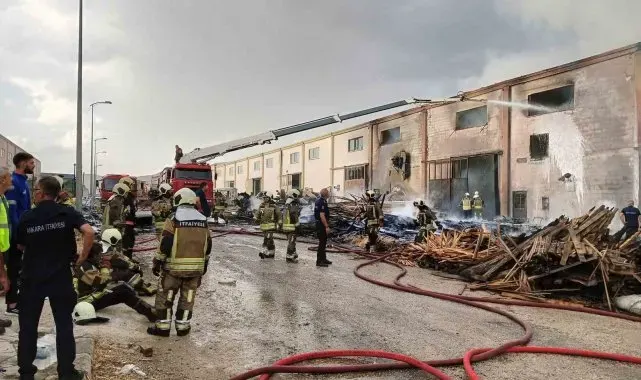 Ankara'da kereste ve polyester imalathanesindeki yangın kontrol altına alındı