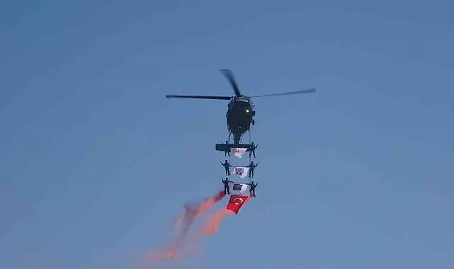 Malazgirt'te jandarma helikopterlerinin gösterisi nefes kesti