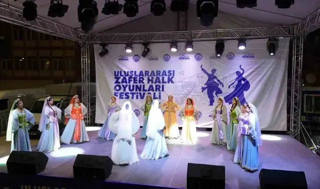 Halk oyunları gösterisi ayakta alkışlandı