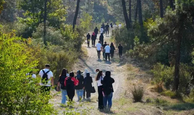 Gençler 8 kilometre yürüdü Türk Bayrağı açtı