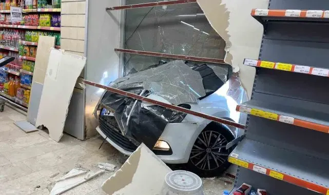 Kontrolden çıkan otomobil markete daldı