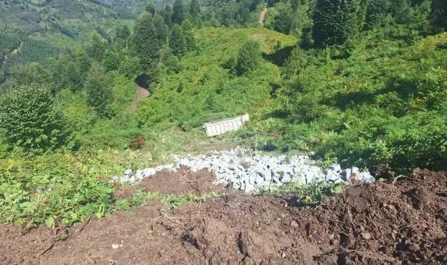 Uçuruma yuvarlanan kamyon hurdaya döndü: 1 yaralı