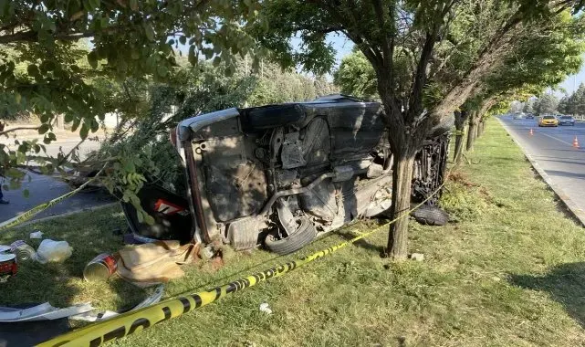 Otomobil refüjdeki ağaca çarptı: 1 ölü, 2 yaralı