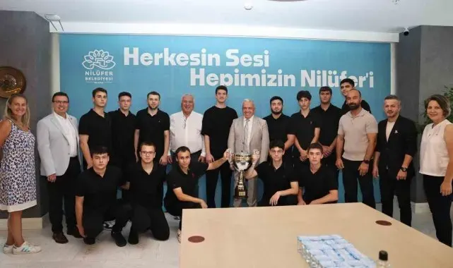 Şampiyonluk sevincini Başkan Şadi Özdemir'le paylaştılar