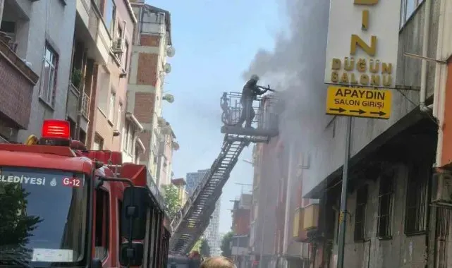 Küçükçekmece'de ayakkabı imalathanesinde yangın çıktı