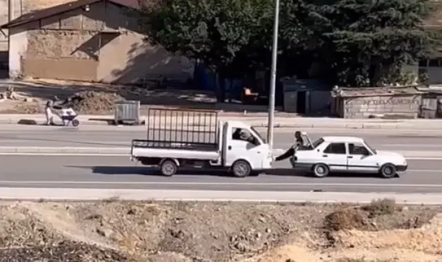 Bir garip yol yardımı: Yolda kalan aracı ayaklarıyla itti