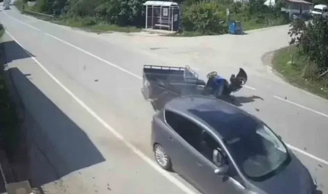 Ordu'da otomobil ile patpatın çarpıştığı kaza kamerada