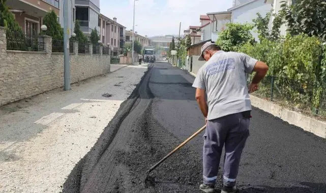 Serdivan'da asfalt mesaisi sürüyor