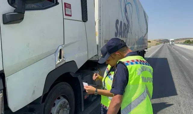 Bolvadin'de jandarma ekiplerinden asayiş ve trafik denetimi