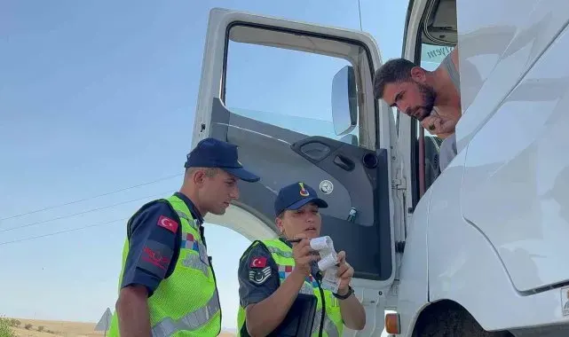 Jandarma yük taşıyan araçları denetledi