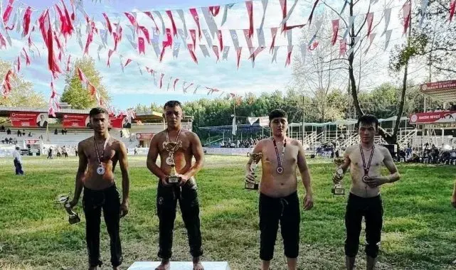 Körfezli güreşçiler Akyazı'da madalya kürsüsüne çıktı