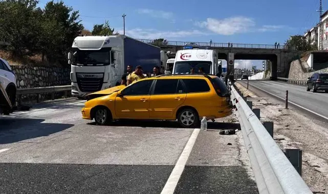 D100'de makaslayan tır kazaya sebep oldu: 1 yaralı