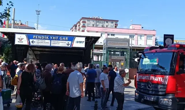 Pendik'te Marmaray durağında yangın çıktı, alt geçit önünde kalabalık oluştu